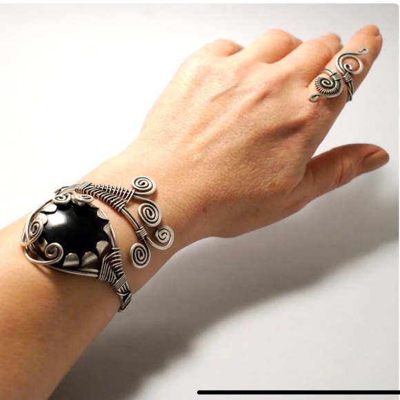 Black Onyx wire wrapped cuff bracelet - Picture 5 of 8